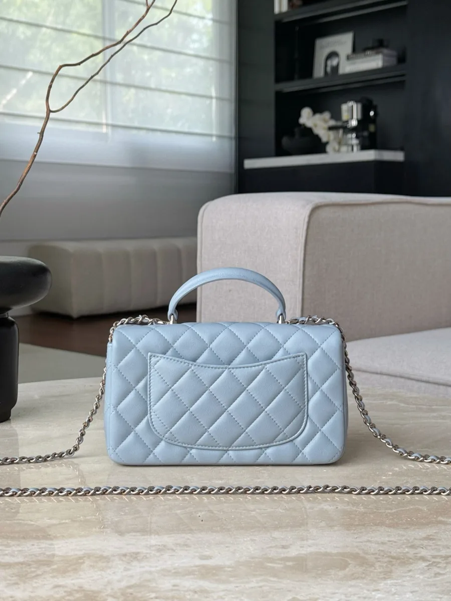 Голубая сумка Chanel Mini Handle Bag, вид сзади с накладным карманом
