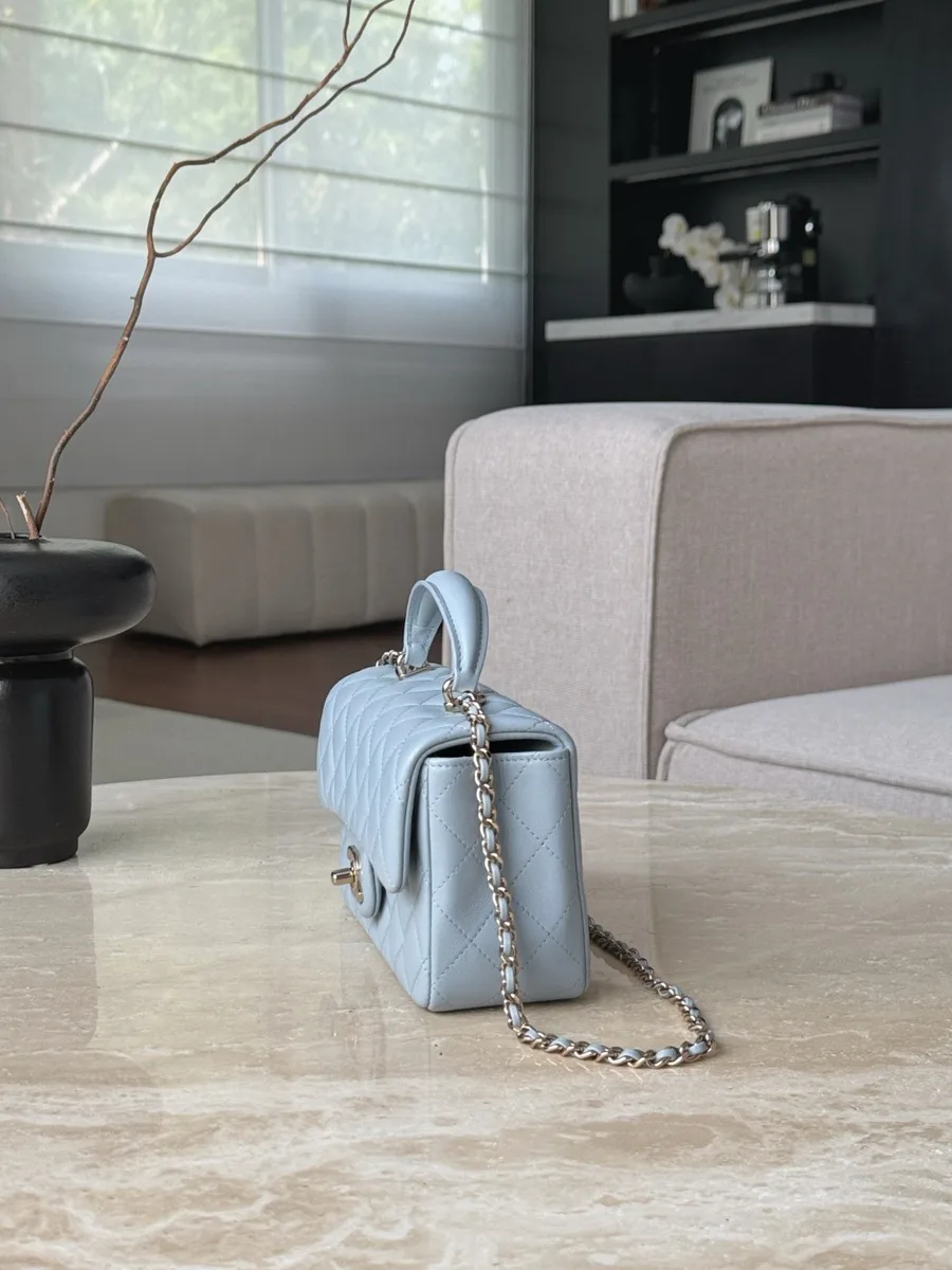 Голубая сумка Chanel Mini Handle Bag, вид сбоку