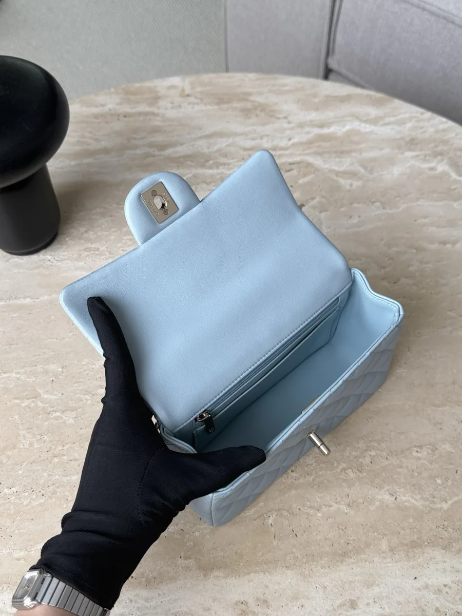 Голубая сумка Chanel Mini Handle Bag с открытым клапаном, вид на внутреннее отделение