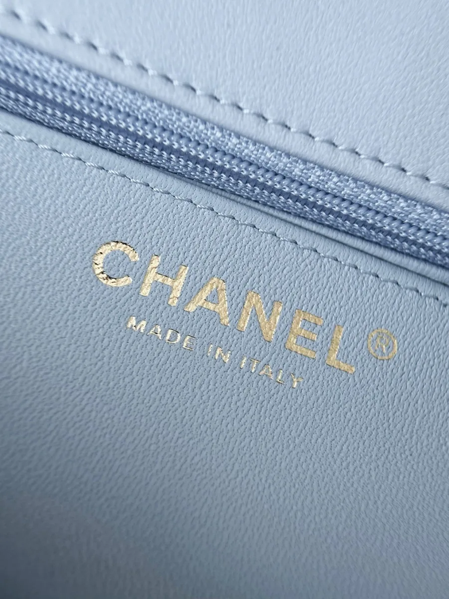 Золотистое тиснение Chanel Made in Italy на внутренней стороне сумки