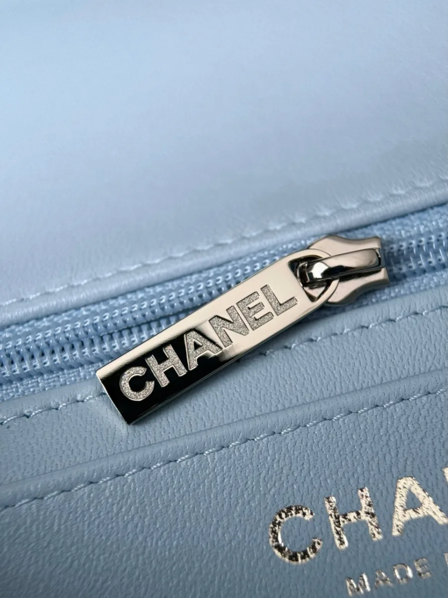 Крупный план металлического пуллера молнии с надписью Chanel