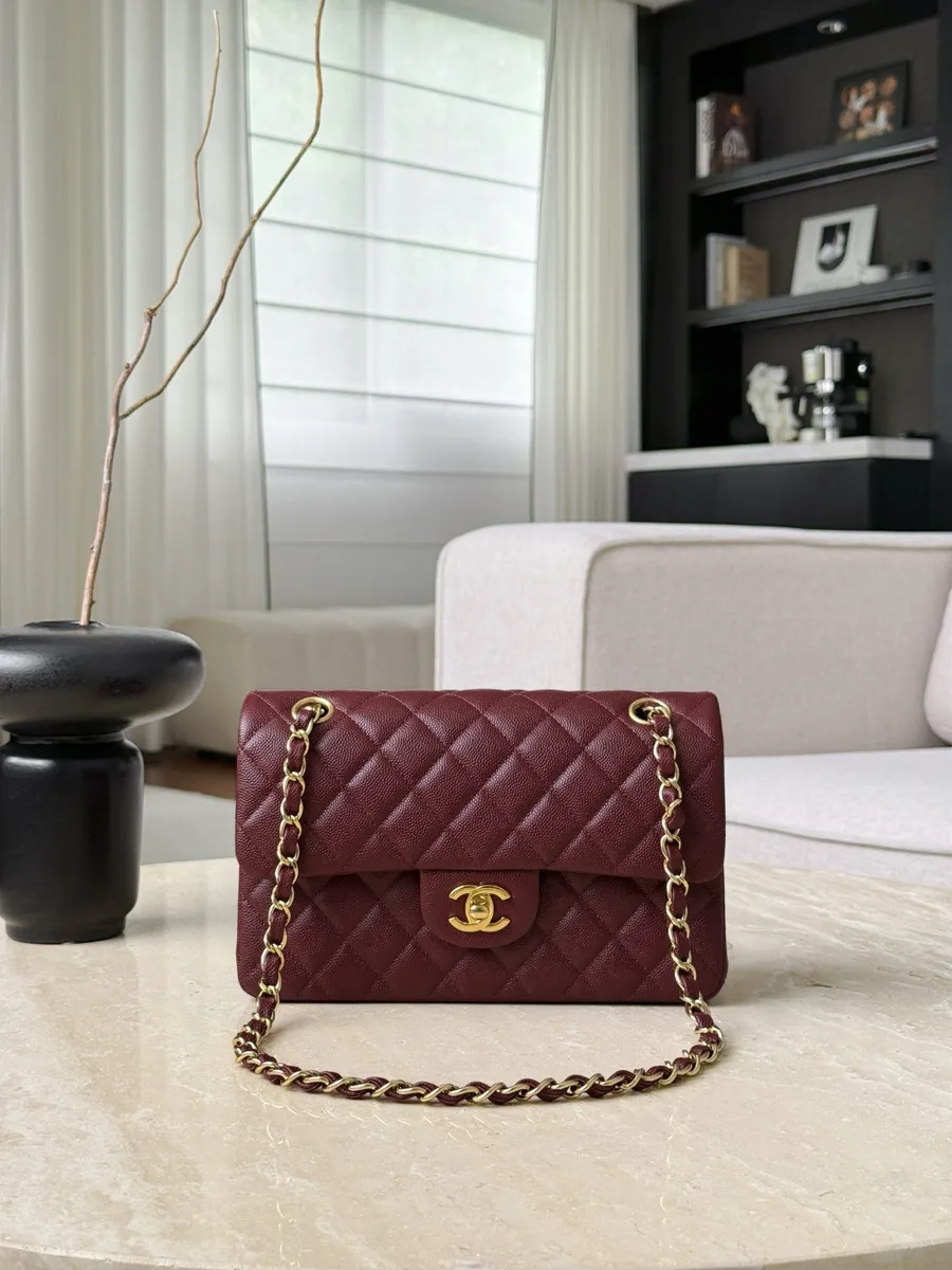 Бордовая сумка Chanel Classic Flap из зернистой кожи с золотистой фурнитурой, вид спереди