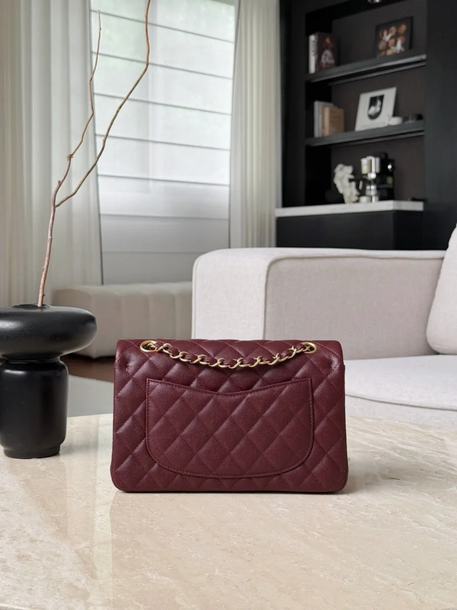 Бордовая сумка Chanel Classic Flap из зернистой кожи, вид сзади с накладным карманом