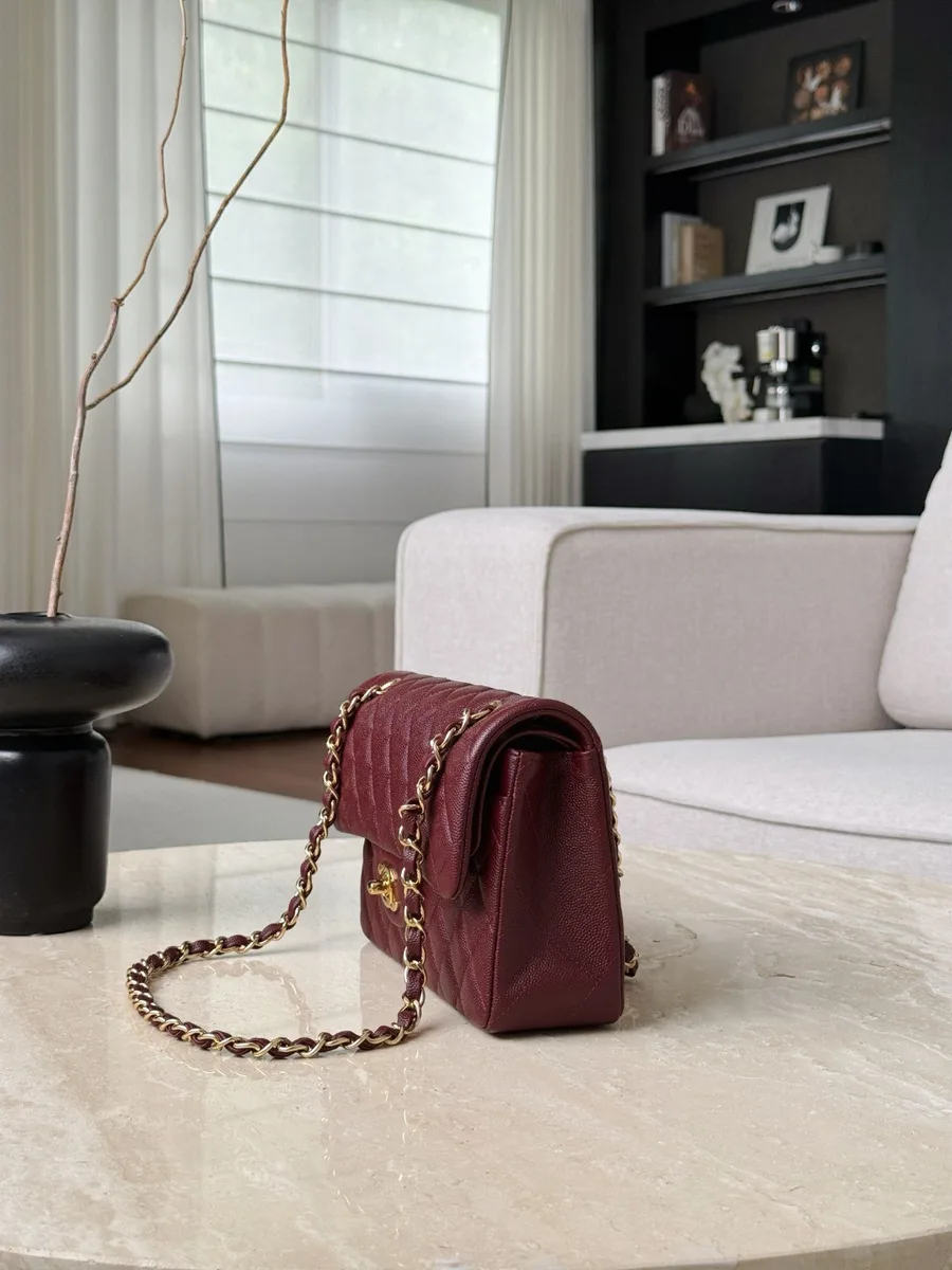 Бордовая сумка Chanel Classic Flap, вид сбоку