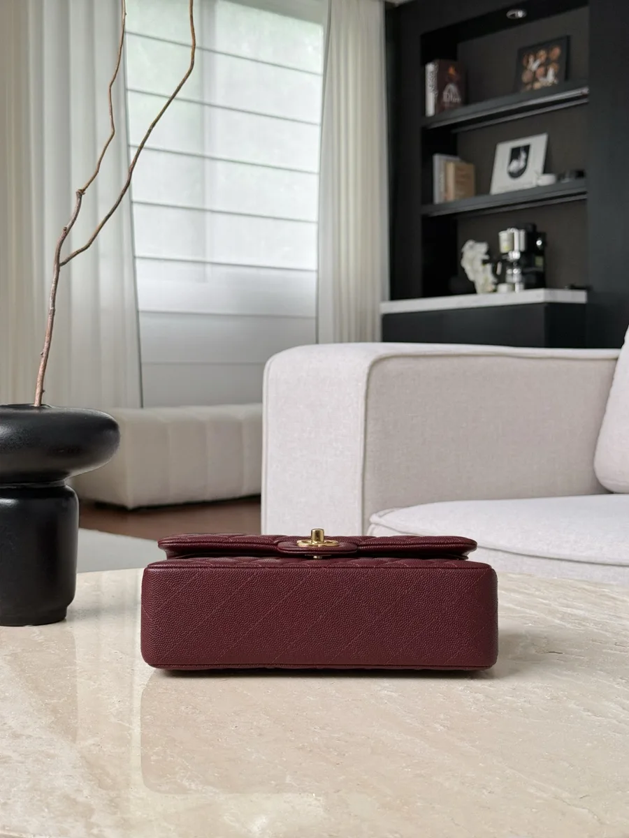 Бордовая сумка Chanel Classic Flap, вид снизу
