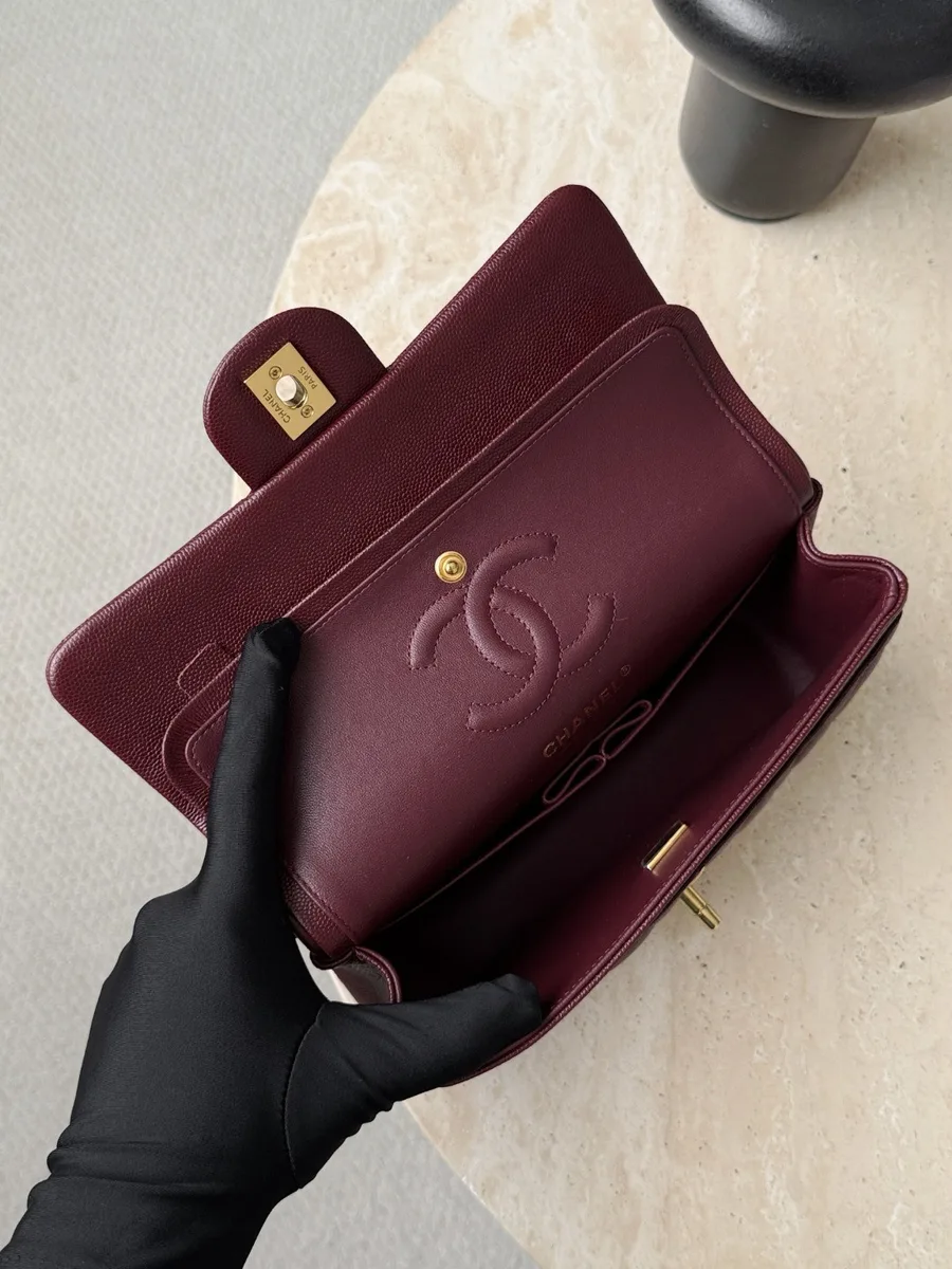 Бордовая сумка Chanel Classic Flap с открытым двойным клапаном, вид сверху