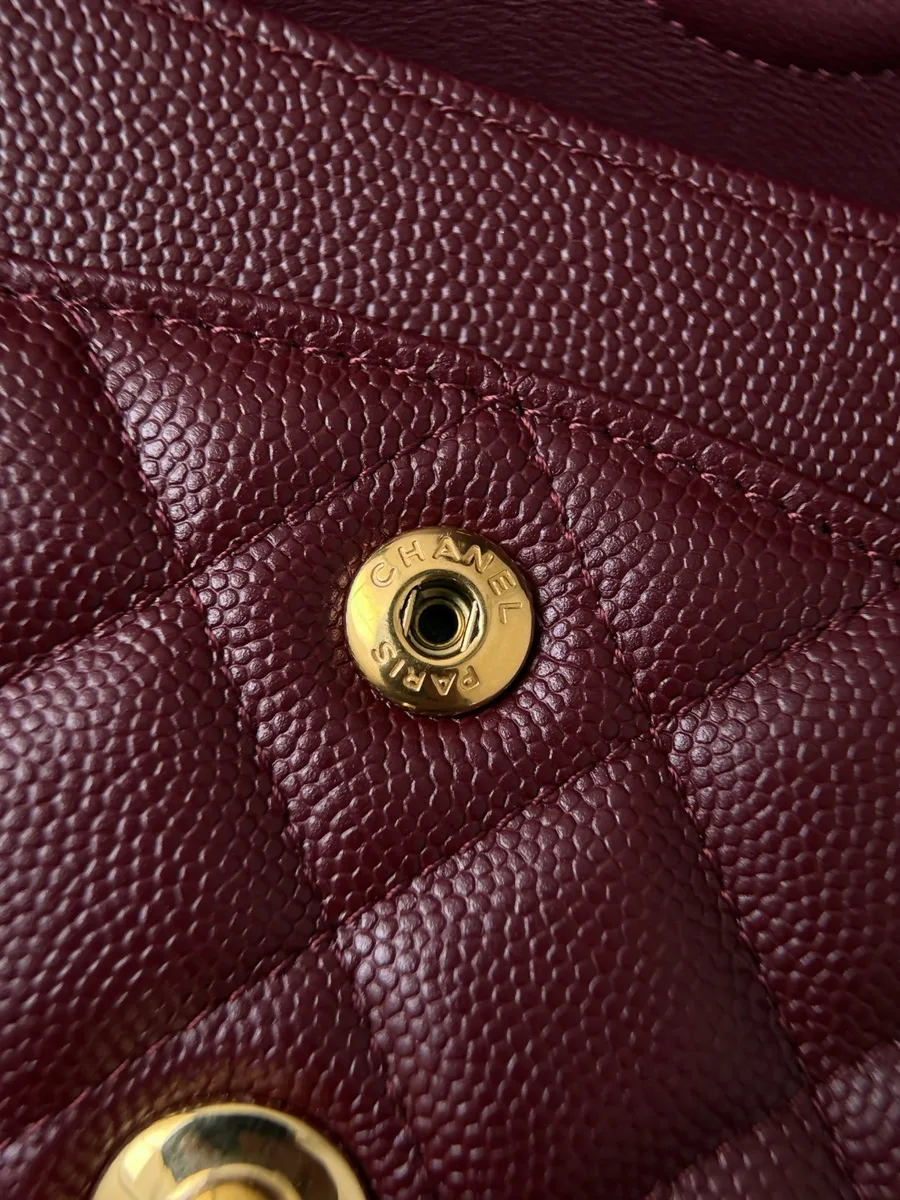 Золотистая кнопка с гравировкой Chanel Paris на бордовой коже