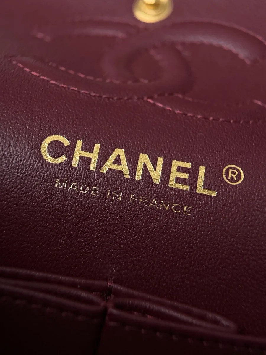 Золотистое тиснение Chanel Made in France внутри бордовой сумки