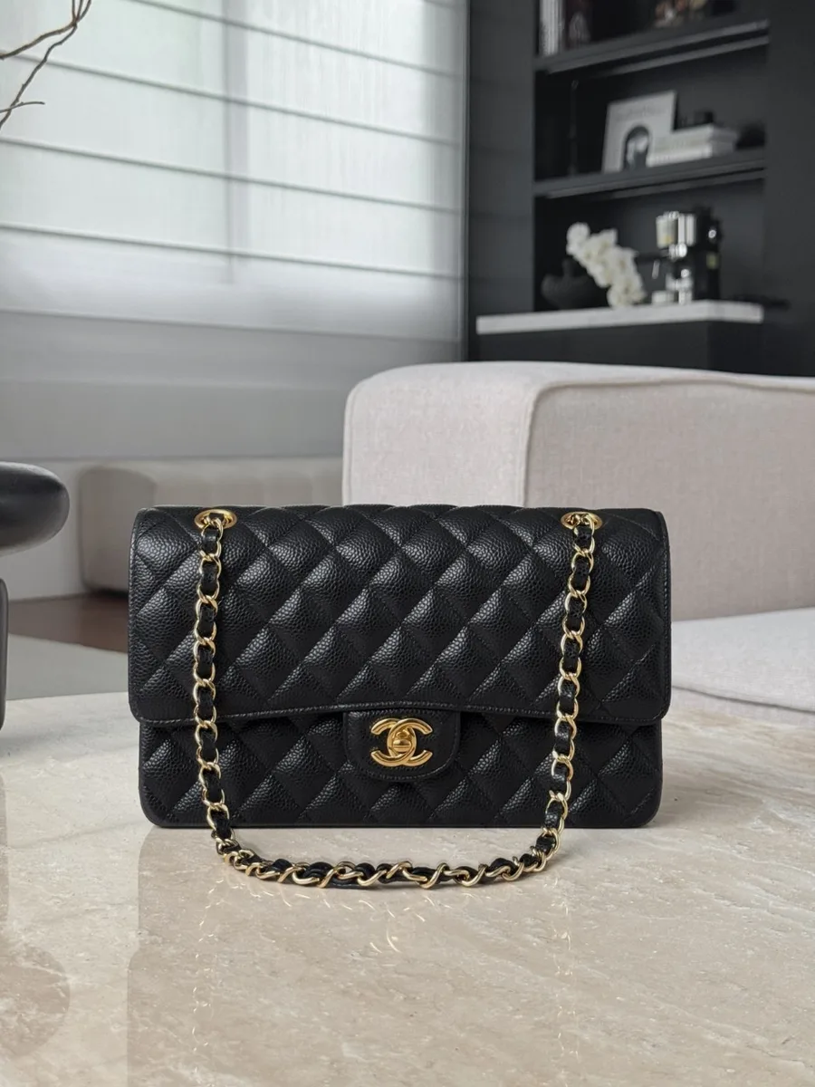Черная сумка Chanel Classic Flap 25 с золотистой фурнитурой, вид спереди
