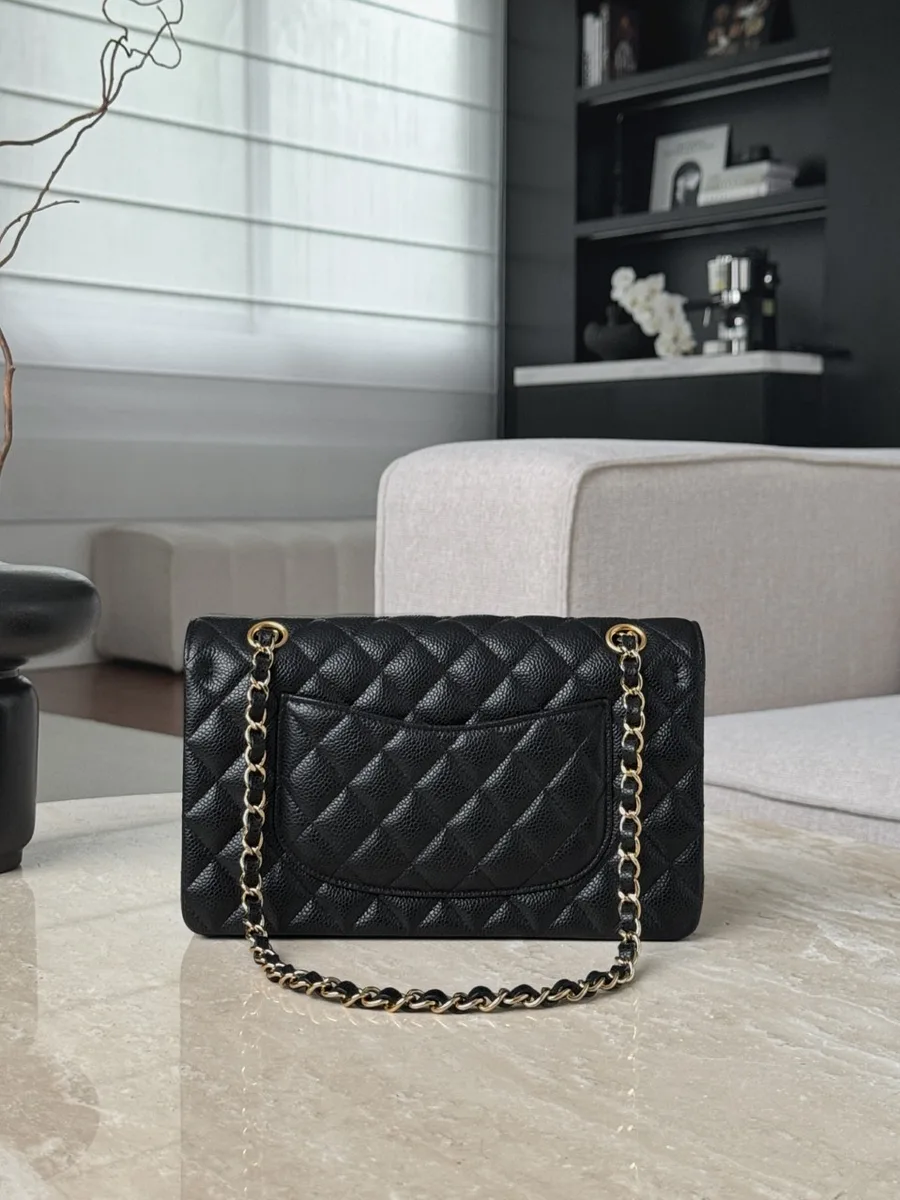 Черная стеганая сумка Chanel Classic Flap 25, вид сзади с накладным карманом