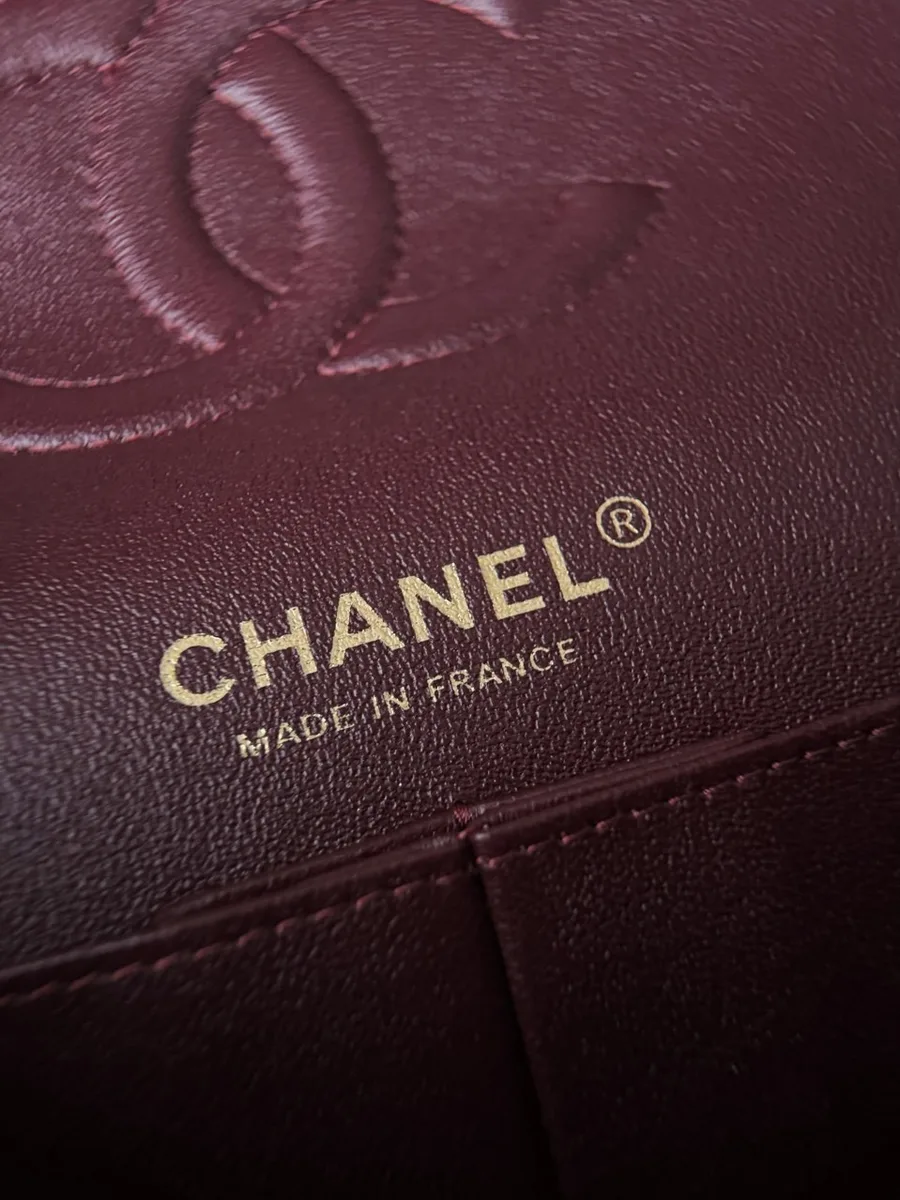 Золотистый принт Chanel Made in France на внутренней стороне сумки