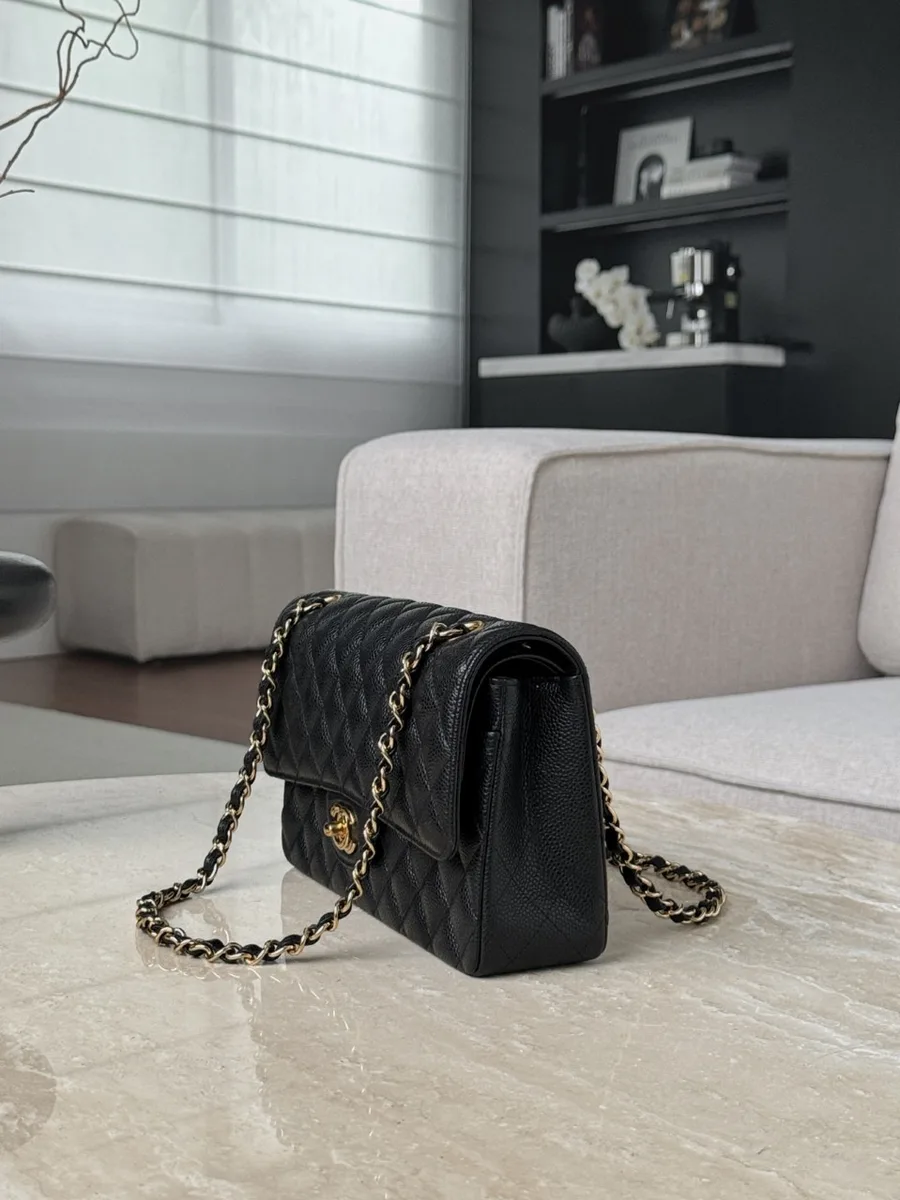 Черная сумка Chanel Classic Flap 25, вид сбоку