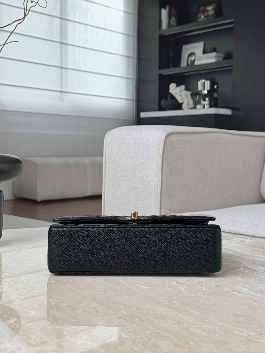 Черная сумка Chanel Classic Flap 25, вид снизу