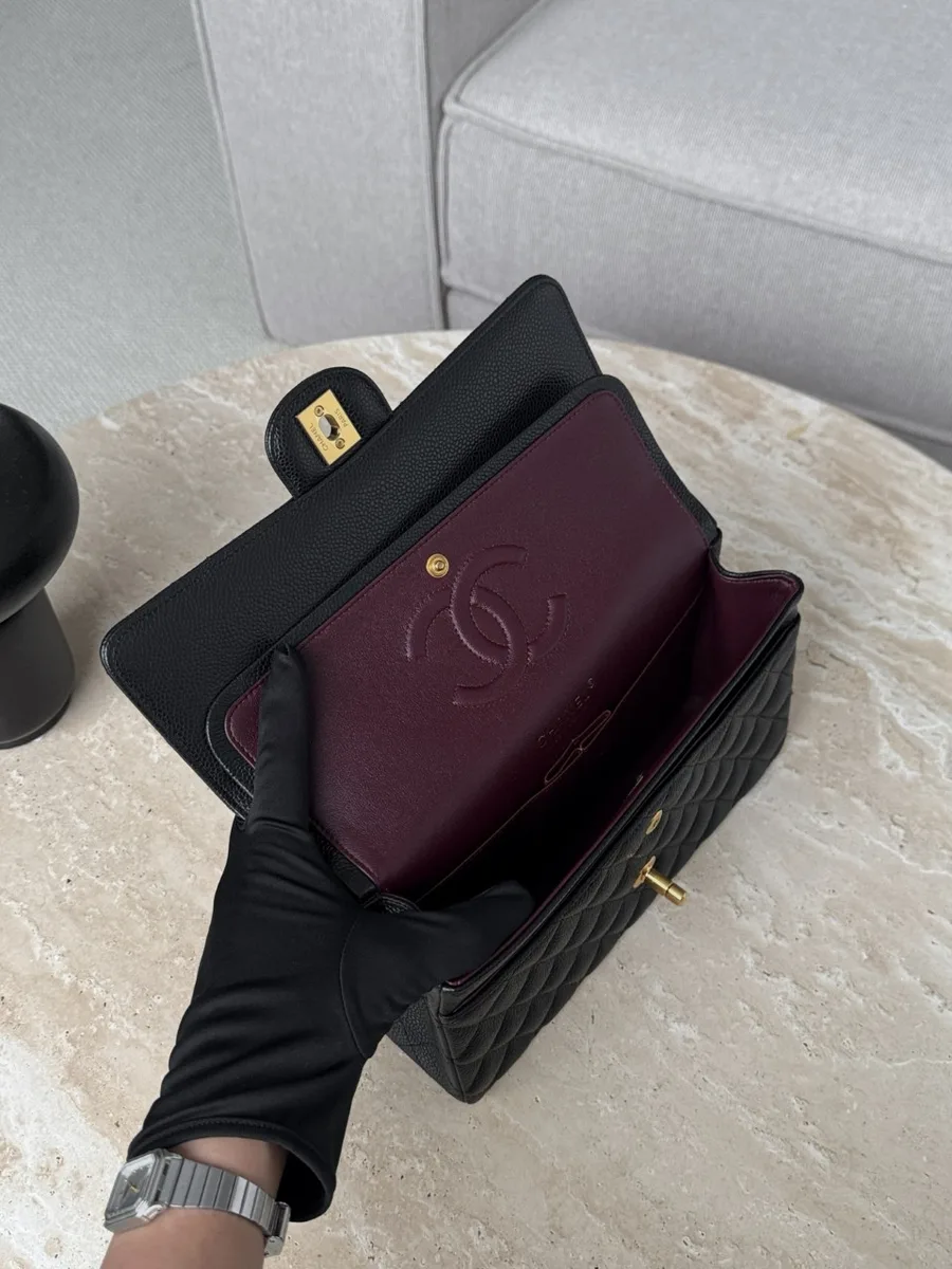 Открытая сумка Chanel Classic Flap 25 с бордовым внутренним клапаном