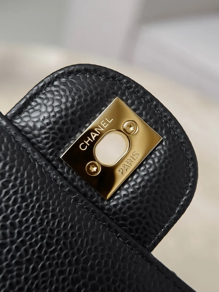 Золотистая металлическая пластина с гравировкой Chanel Paris на внутренней стороне клапана