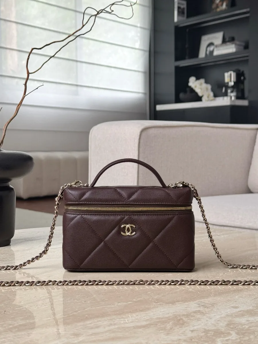 Коричневая сумка Vanity Case с золотистой фурнитурой, вид спереди