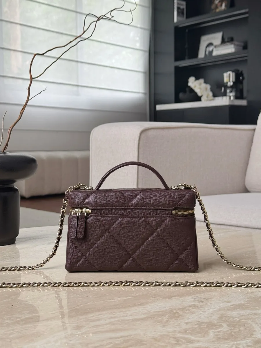 Коричневая сумка Vanity Case, вид сзади с карманом