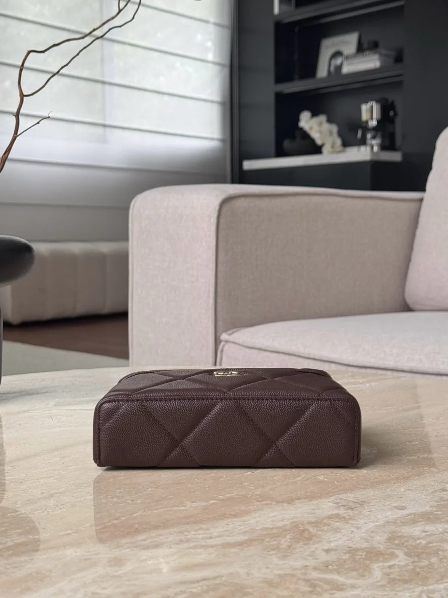 Коричневая сумка Vanity Case, вид снизу