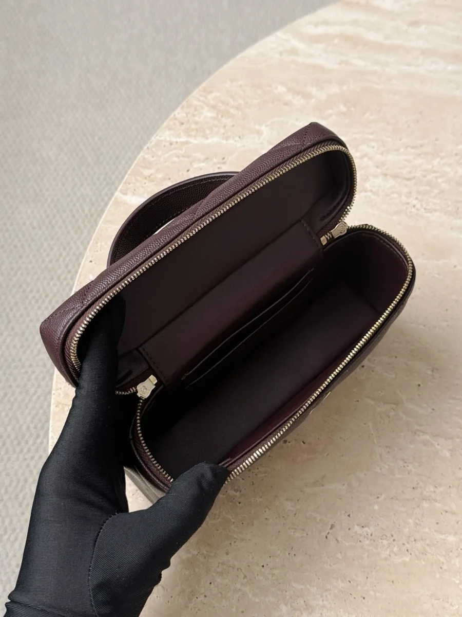 Открытая сумка Vanity Case, вид на внутреннее отделение