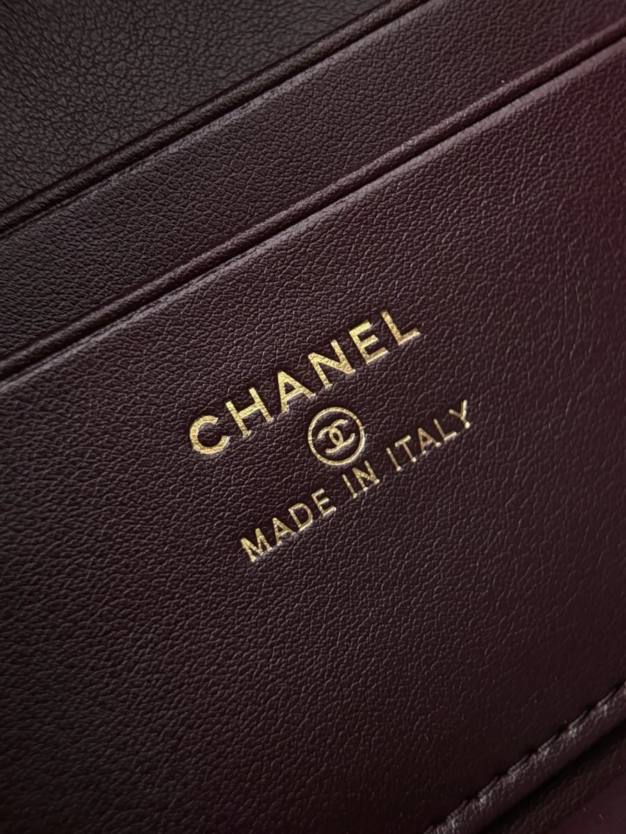 Золотистое тиснение Chanel Made in Italy внутри сумки