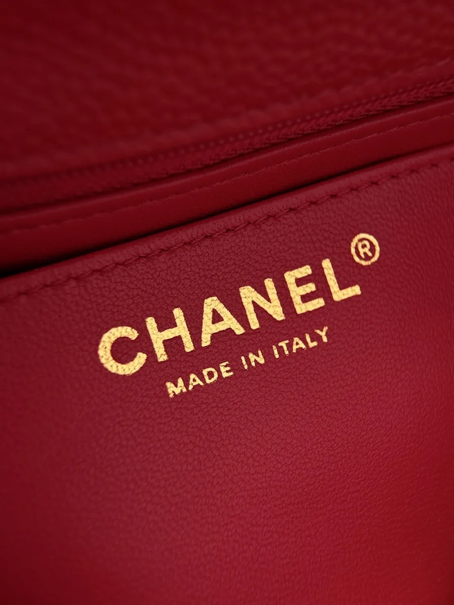 Золотистый тисненый логотип Chanel Made in Italy внутри сумки
