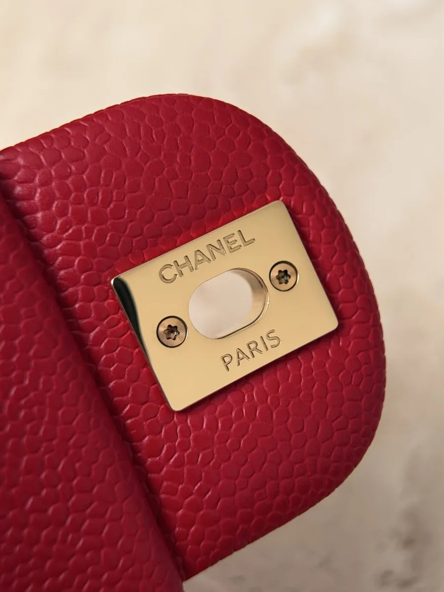 Внутренняя сторона клапана с золотистой пластиной Chanel Paris