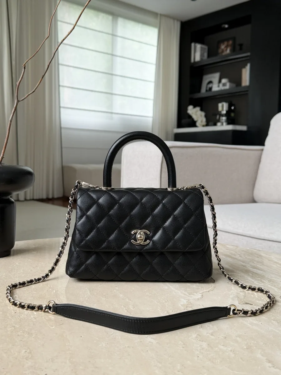 Чёрная сумка Chanel Coco Handle с верхней ручкой и плечевым ремнем, вид спереди