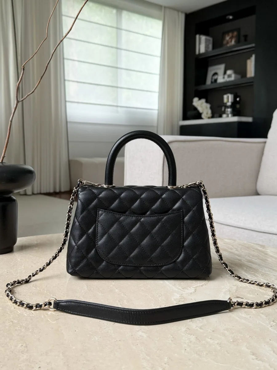 Чёрная сумка Chanel Coco Handle, вид сзади с полукруглым карманом