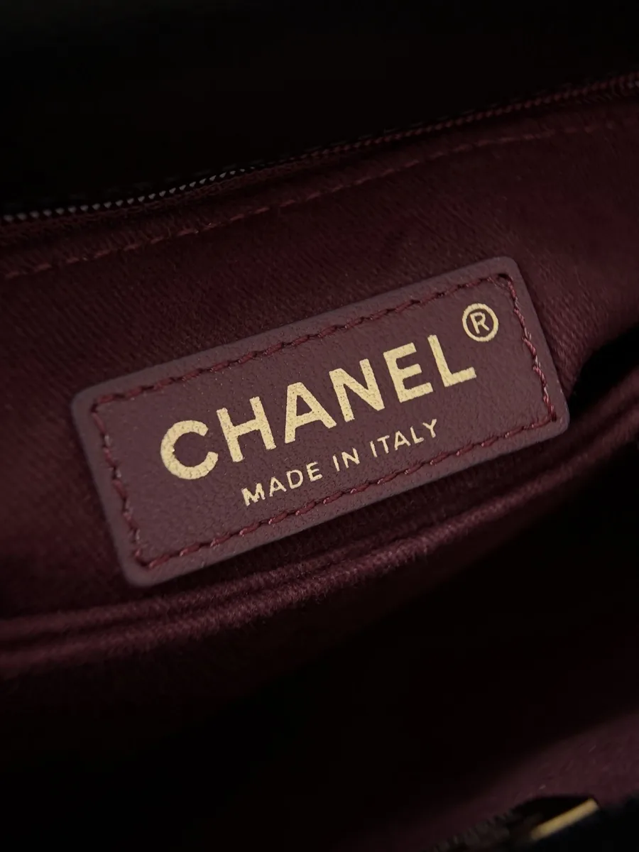 Кожаная нашивка с золотистым тиснением Chanel Made in Italy внутри
