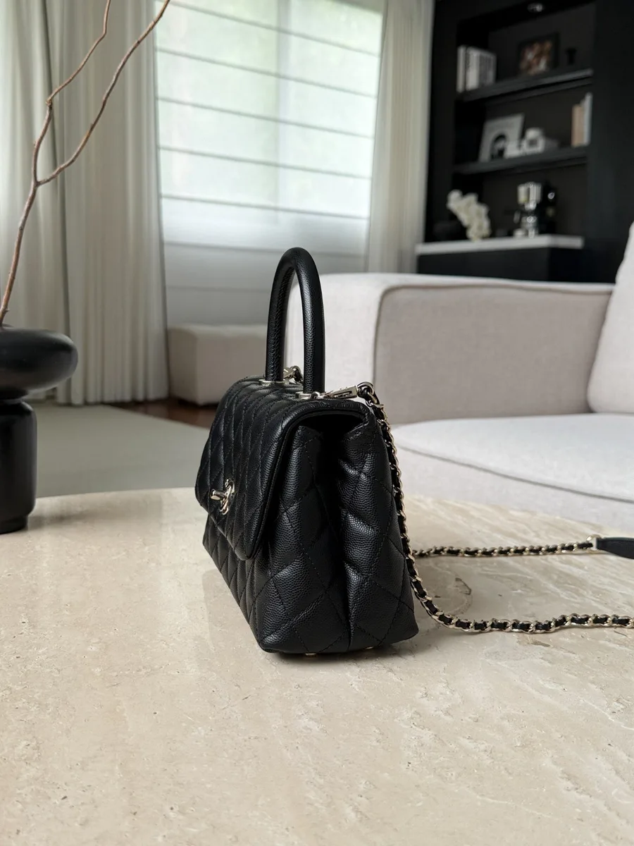 Чёрная сумка Chanel Coco Handle из зернистой кожи, вид сбоку