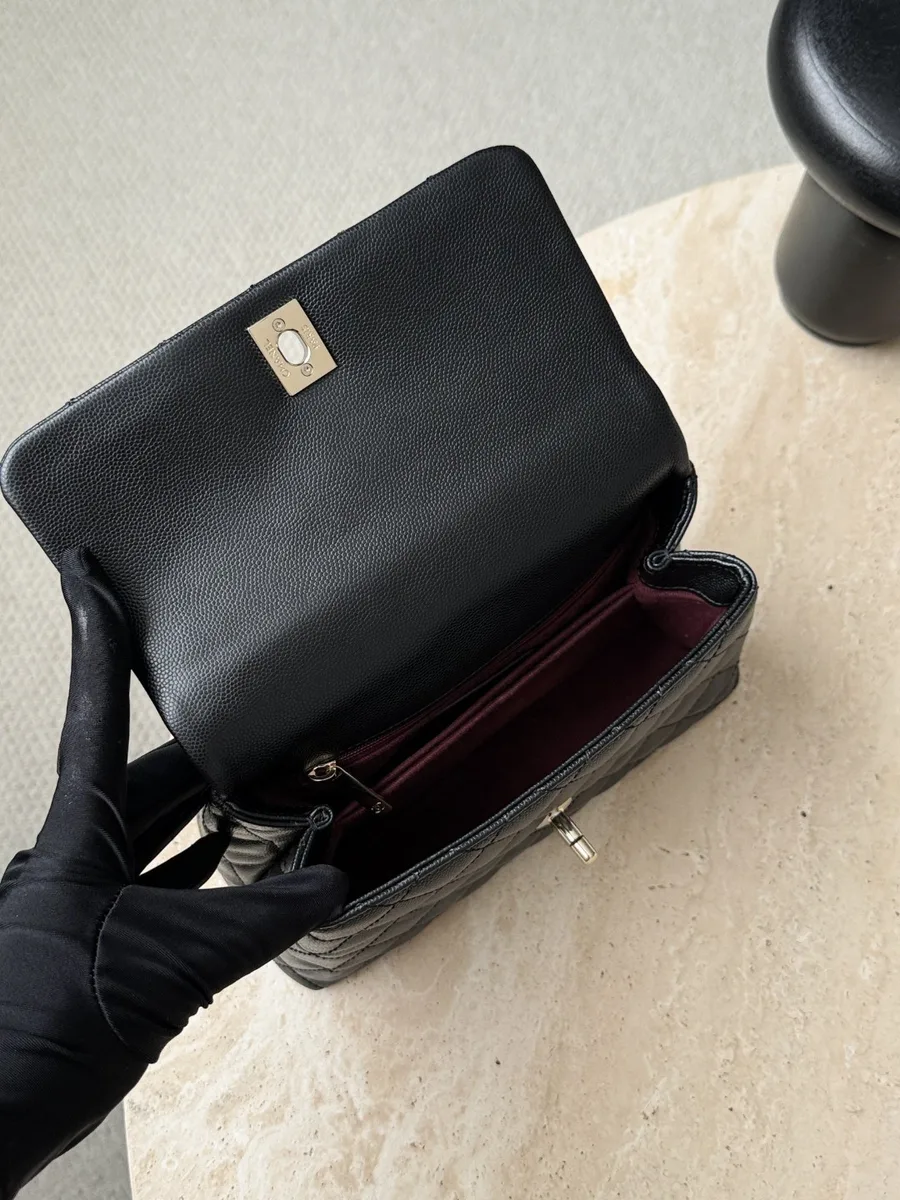 Открытая чёрная сумка Chanel Coco Handle с бордовым внутренним отделением
