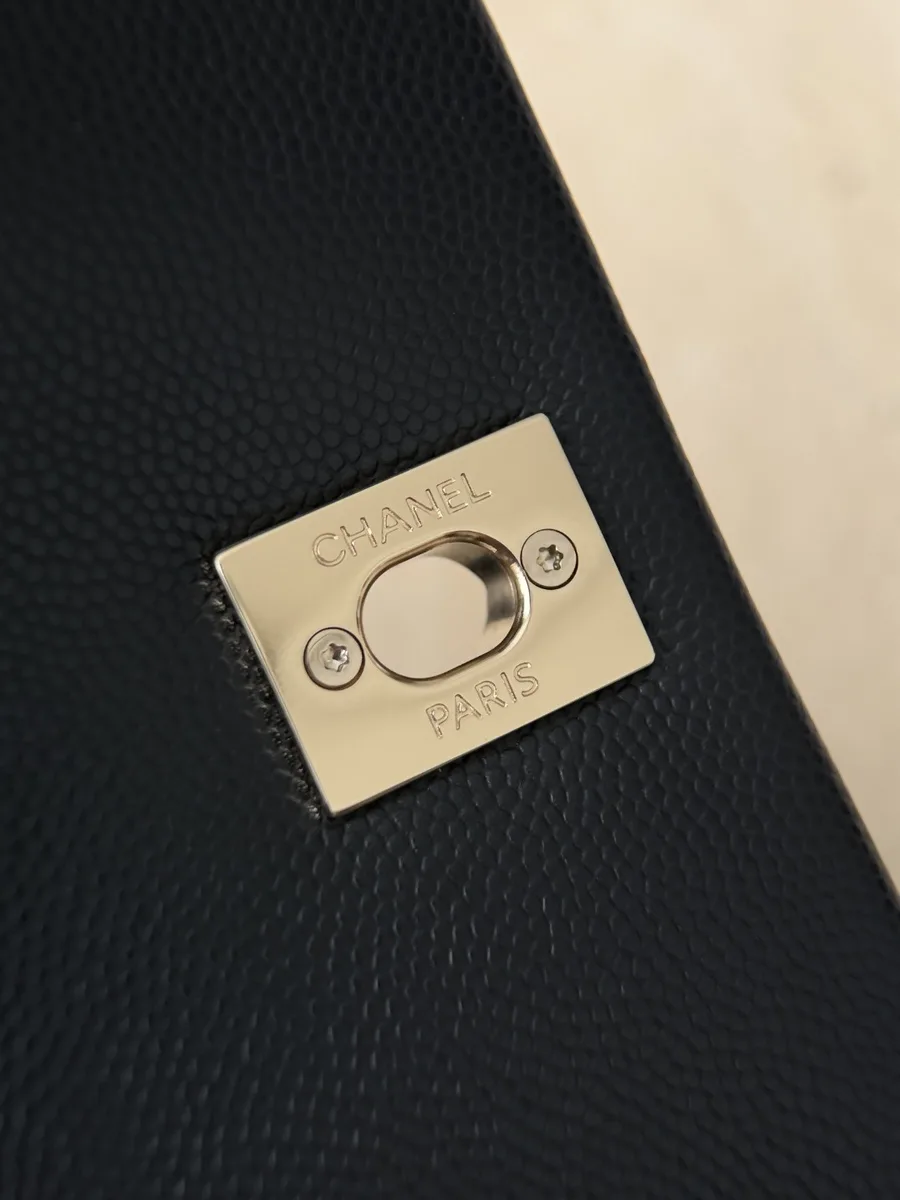 Крупный план внутренней стороны замка с гравировкой Chanel Paris