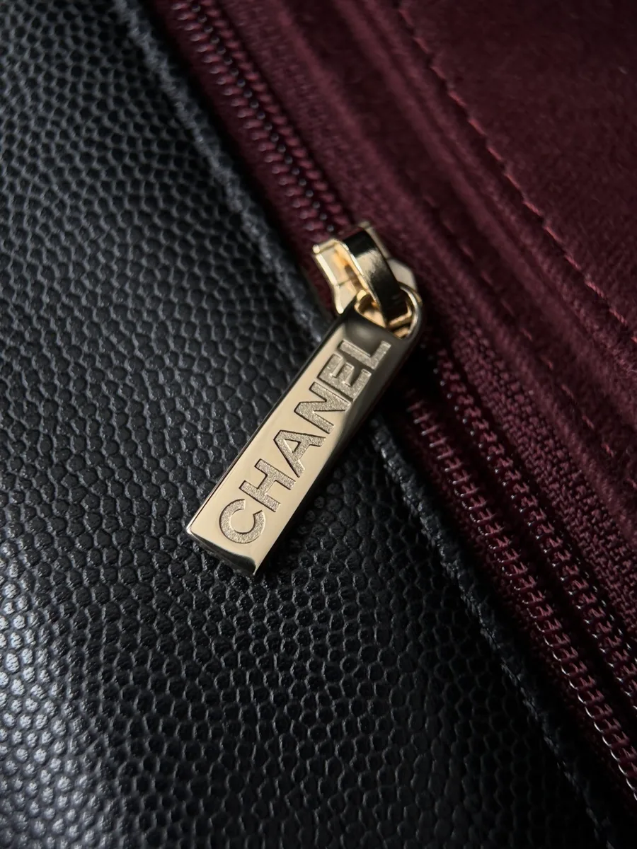 Золотистый пуллер молнии с надписью Chanel во внутреннем отделении