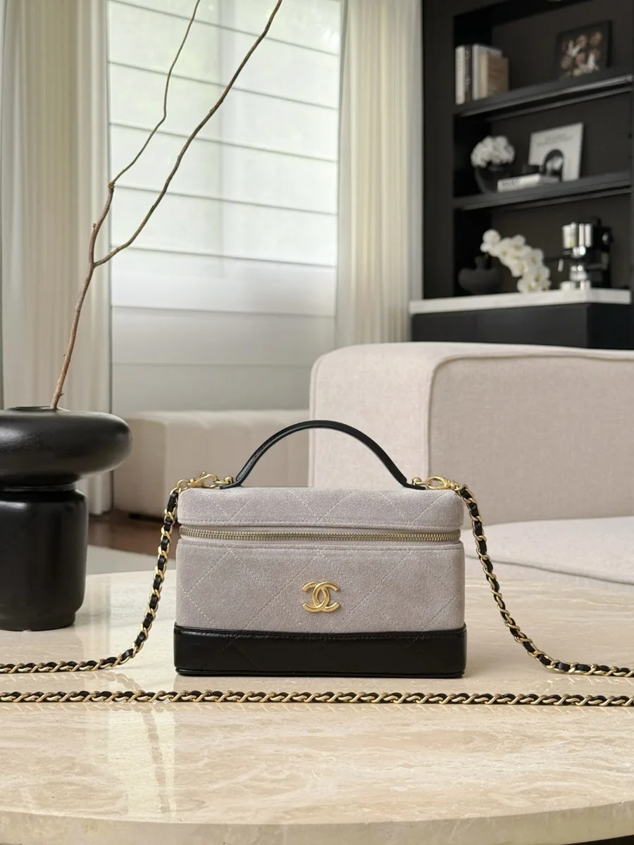 Серо-черная сумка Vanity Case, вид спереди, золотистый логотип CC.