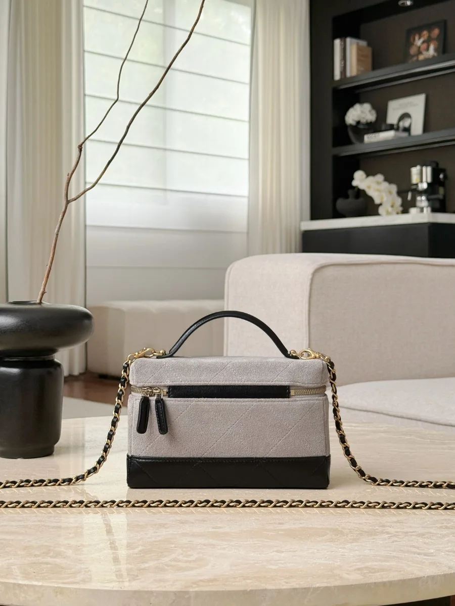 Серо-черная сумка Vanity Case, вид сзади с накладным карманом и молнией.