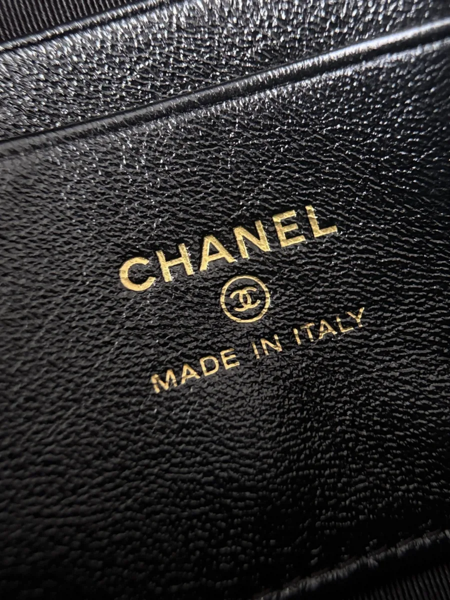 Золотистое тиснение Chanel Made in Italy на внутренней кожаной отделке.