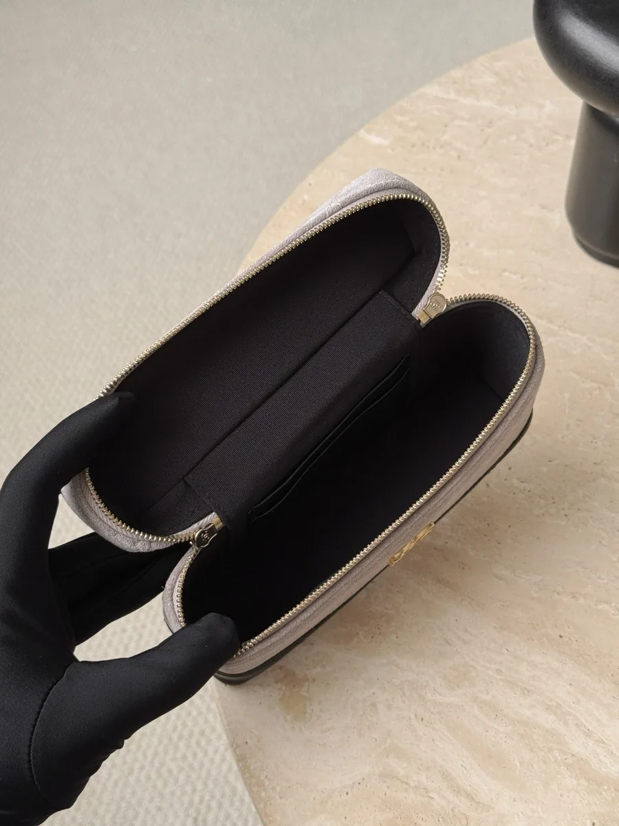 Серо-черная сумка Vanity Case в открытом виде, внутреннее отделение.