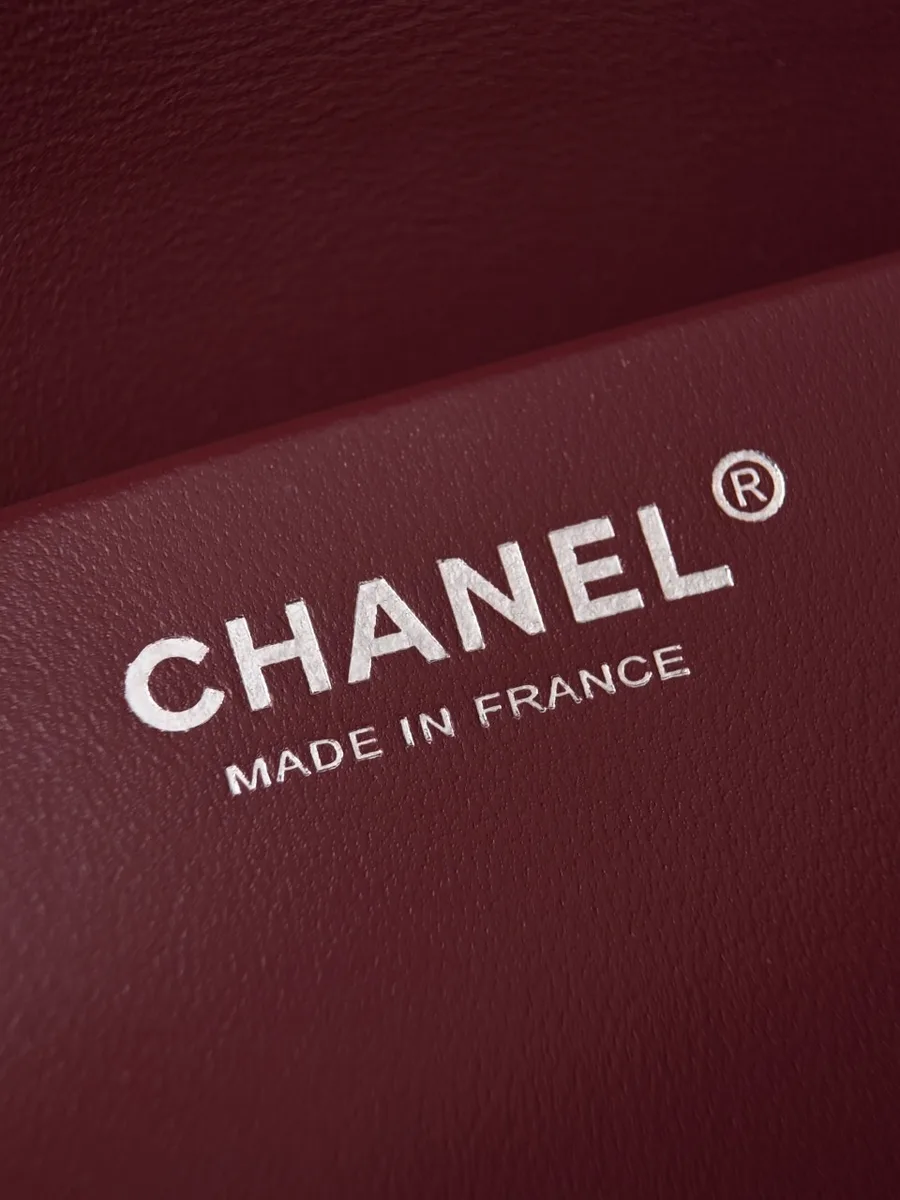 Серебристый логотип Chanel Made in France на бордовой кожаной подкладке
