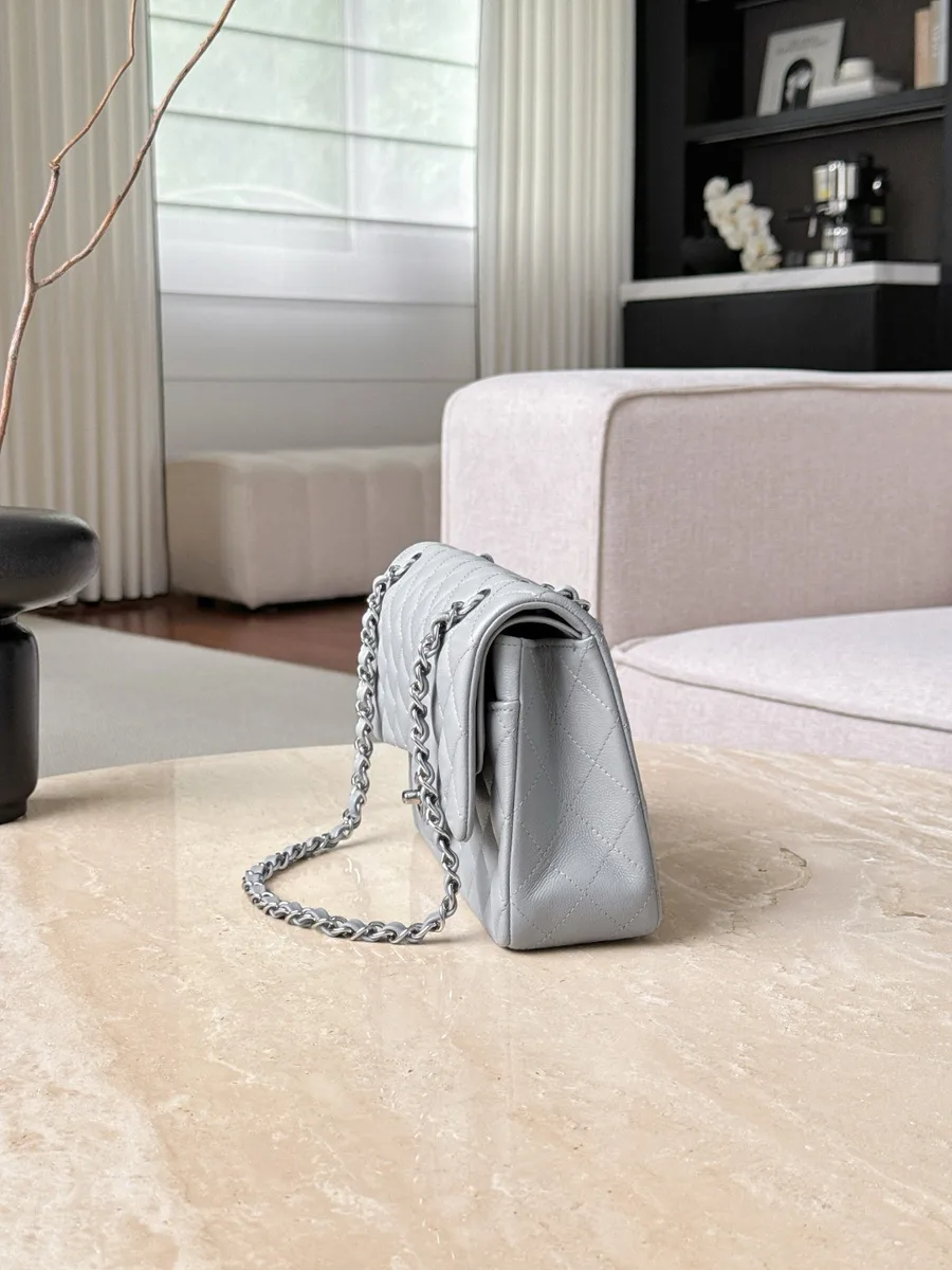 Серая сумка Chanel Classic Flap 25, вид сбоку
