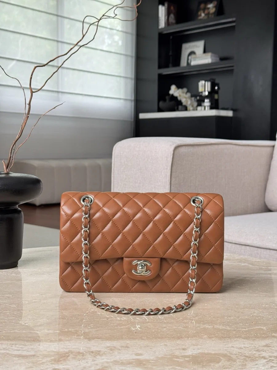 Коричневая сумка Classic Flap 25 на столе, вид спереди