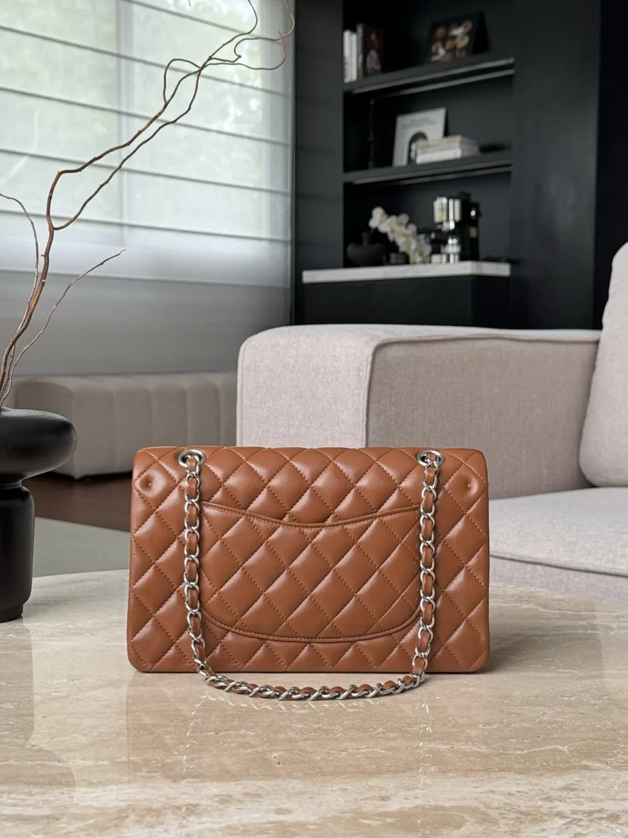 Коричневая сумка Classic Flap 25, вид сзади с карманом