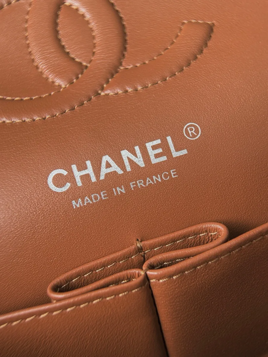 Тиснение Chanel Made in France серебристым шрифтом внутри сумки