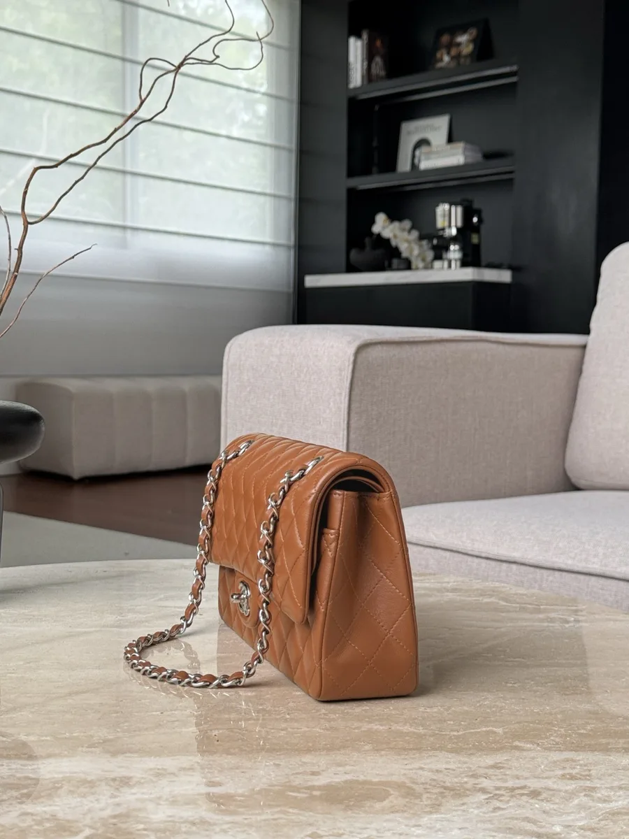 Коричневая сумка Classic Flap 25, вид сбоку