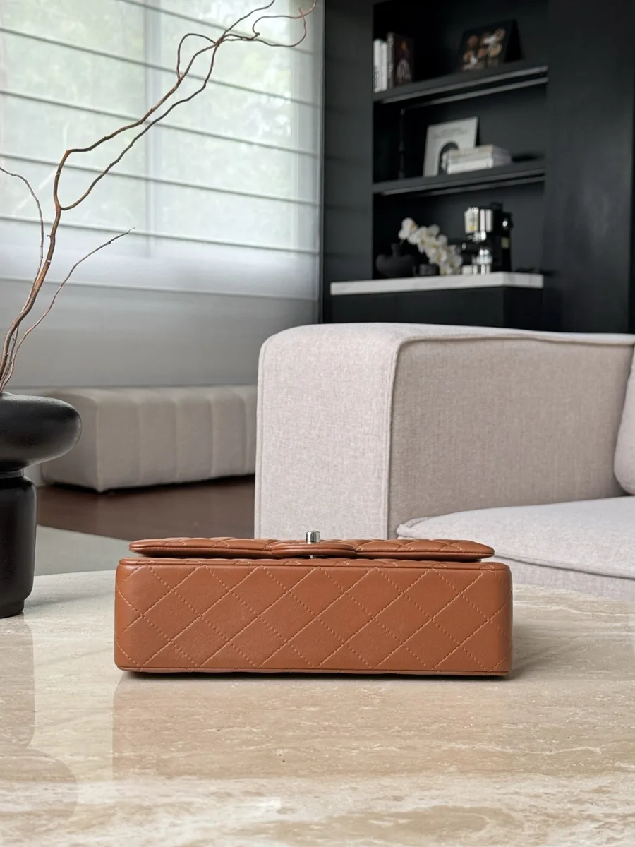 Коричневая сумка Classic Flap 25, вид снизу