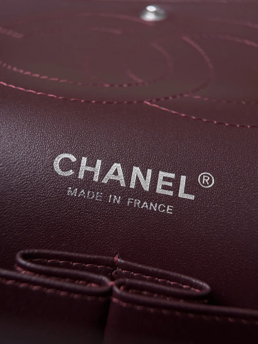 Серебристый логотип Chanel Made in France внутри сумки