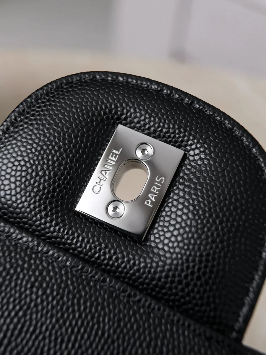 Внутренняя сторона замка с гравировкой Chanel Paris