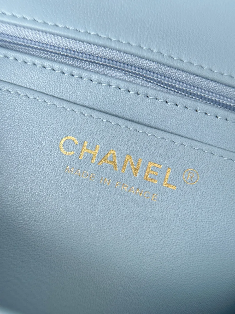Золотистое тиснение Chanel Made in France на внутренней кожаной отделке