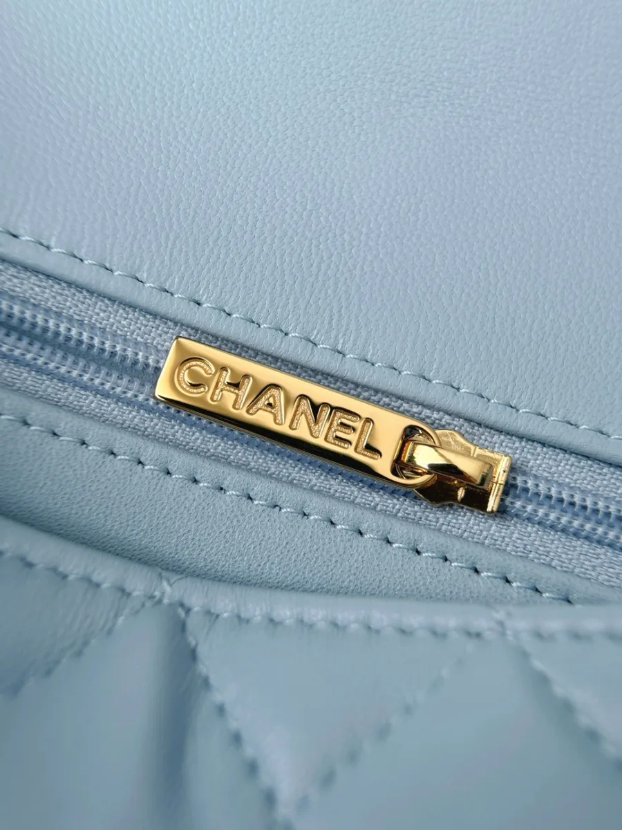 Золотистый пуллер с гравировкой Chanel на внутреннем кармане сумки