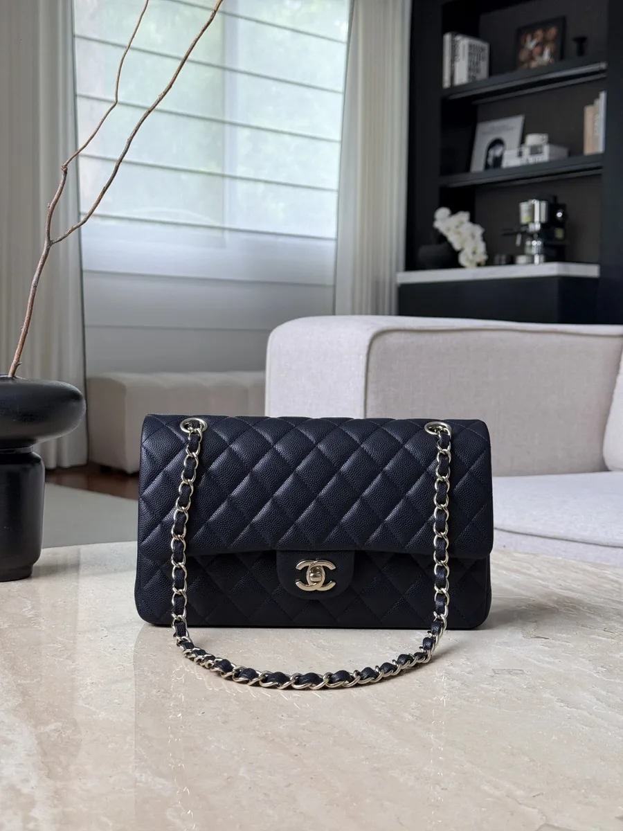 Темно-синяя сумка Chanel Classic Flap 25 из зернистой кожи с золотистой фурнитурой, вид спереди