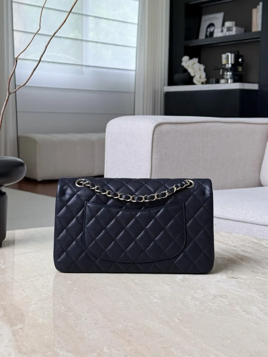 Темно-синяя сумка Chanel Classic Flap 25, вид сзади с полукруглым карманом